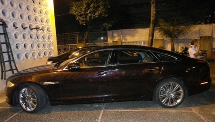 Sau đó là chiếc Jaguar XJL có giá khoảng 5 tỉ đồng.