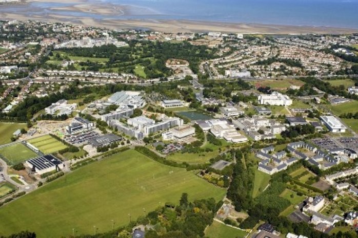 Trường University College Dublin (UCD) được thành lập vào năm 1854 và là trường đại học quốc tế lớn nhất ở Ireland với hơn 25.000 sinh viên đang theo học tại một khuôn viên xinh đẹp, rộng 350 mẫu Anh, gần trung tâm thành phố.
