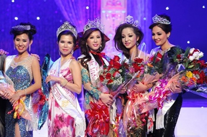 Hoa hậu Thu Hoài (ở giữa tính từ trái sang) cùng các thí sinh khác