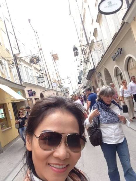 Hiện tại cô đang có chuyến du lịch tại thành phố Salzburg - Quê Hương cua Thiên tài âm nhạc Mozart