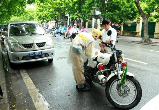 Một tài xế taxi vi phạm luật của CATP Hà Nội trên đường Trần Phú. Ảnh thethaovanhoa