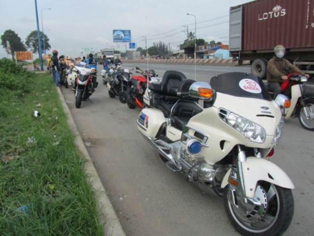 Đoàn xe mô tô 'khủng' trong đoàn caravan từ thiện vi phạm giao thông bị bắt sáng 18/7. Ảnh VTC