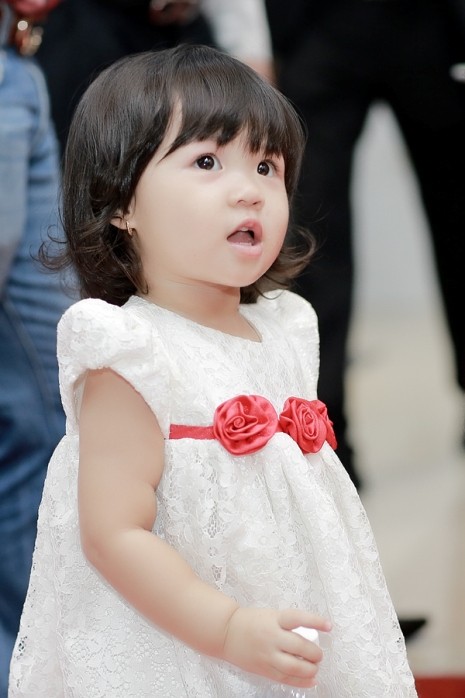 Cận cảnh khuôn mặt đáng yêu của con gái Hoa khôi thể thao 2007