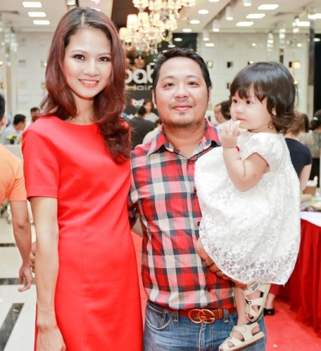 Trong một sự kiện mới đây tại Hà Nội, ông xã cô - Bùi Đinh Diệp đích thân tháp tùng 2 mẹ con Trần Thị Quỳnh ra Hà Nội.