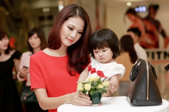 Trần Thị Quỳnh cùng cô công chúa nhỏ đầu lòng trong sự kiện tại Hà Nội