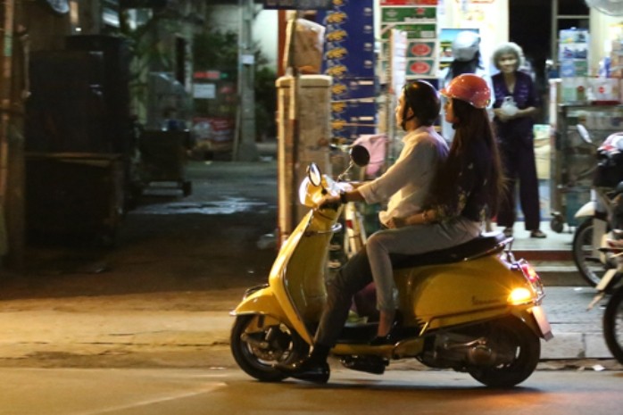 Rời bữa tiệc, Hương Giang về nhà thay đồ trong khi Hồng Phước vẫn diện bộ trang phục lịch lãm. Họ lái xe máy tới một quán vỉa hè để ăn đêm.