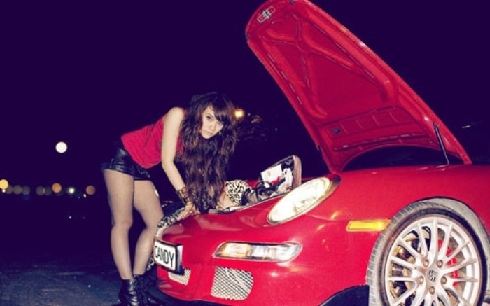 Năm 2010, Thu Thủy đã sở hữu xe sang Porsche màu đỏ 2 cửa nổi bật