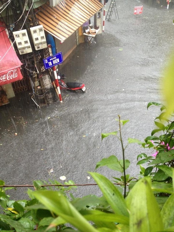 Tại tuyến phố Tạ Hiên nước dâng cao ngập ngang thân xe máy