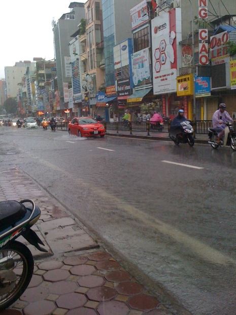 Ảnh hưởng của mưa bão trên đoạn đường Nguyễn Lương Bằng mưa lớn nước