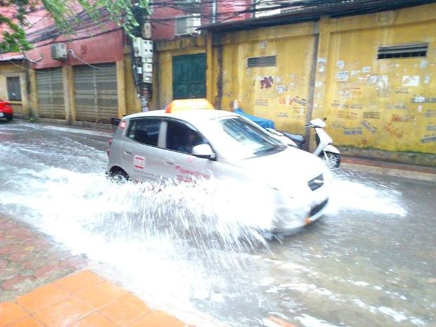 Phố Mai Dịch- Cầu Giấy Hà Nội mưa to gây cản trở cho phương tiện đi lại