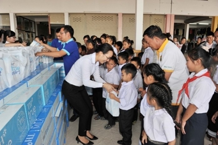 Rất nhiều trẻ em Lào được nhận sữa từ Tập đoang TH.