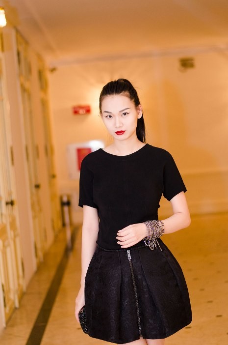 Ngày 13/8 trước đó, cô cũng xuất hiện tại Nhà hát lớn Hà Nội với phong cách thời trang kín đáo nhưng sang trọng và đầy bí ẩn với trang phục đen