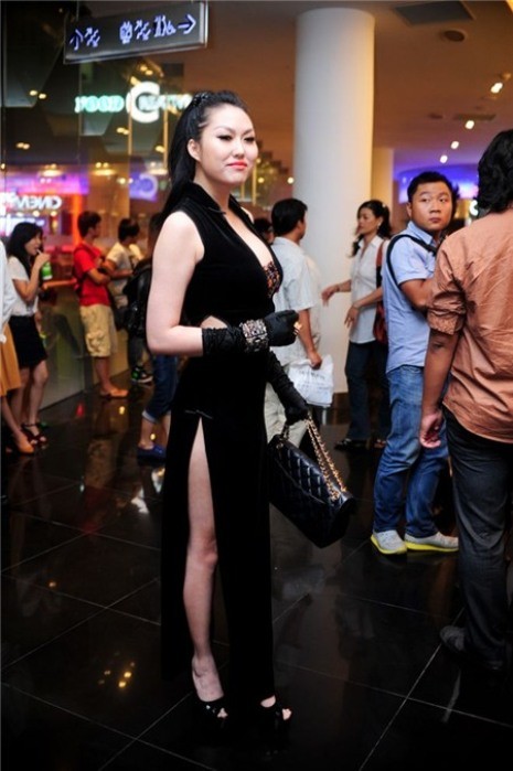 Được biết, Phi Thanh Vân đảm nhận một vai phụ trong phim Lửa phật – là một cô gái làng chơi tại quán bar.