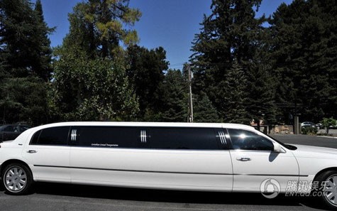 Chiếc xe sang được sử dụng để đưa đón khách trong tiệc cưới.