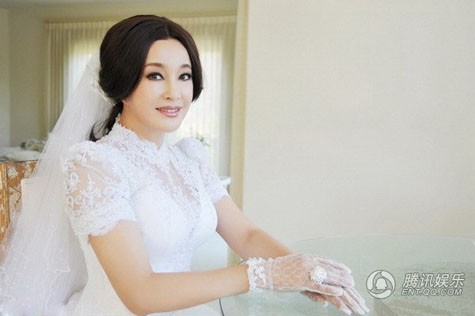 Ở tuổi 63, Lưu Hiểu Khánh vẫn đẹp rạng ngời khi khoác áo cô dâu.