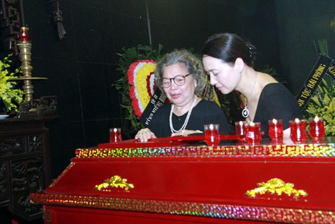 Nghệ sĩ Lê Mai cùng con gái, nghệ sĩ Lê Khanh chỉ im lặng khóc