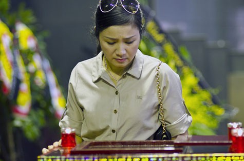 Nghệ sĩ Thu Hà cũng đến đưa tiễn NSND Bạch Diệp trong đám tang sáng nay.