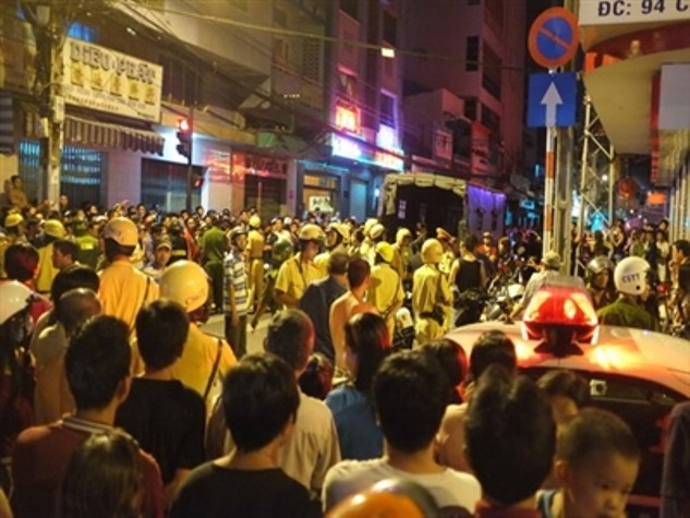 Hàng trăm người dân hiếu kỳ theo dõi vụ việc, nhiều người bị kích động đã ngăn cản lực lượng chức năng. Ảnh Tiền Phong