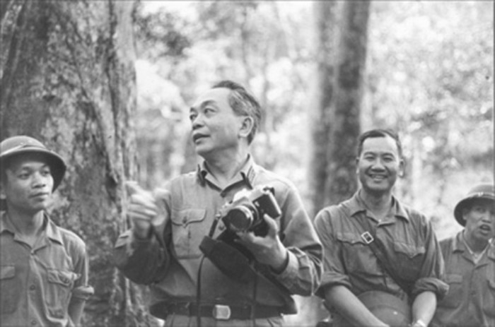 Đại tướng Võ Nguyên Giáp kiểm tra một cung đường vận tải chiến lược Tây Trường Sơn - mùa khô 1972 - 1973 (ảnh tư liệu)