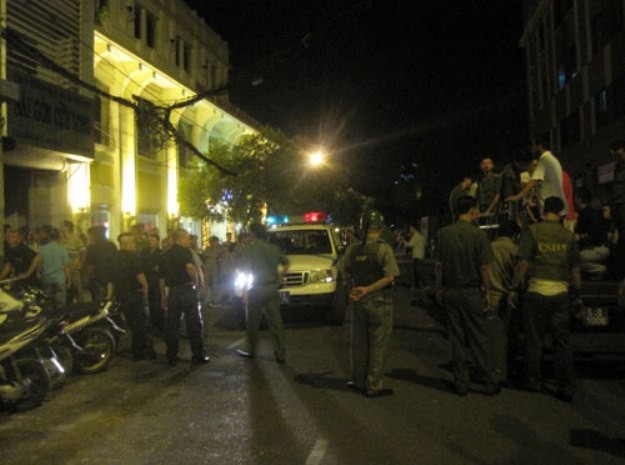 Cảnh sát bao vây, kiểm tra bar trá hình New Sài Gòn