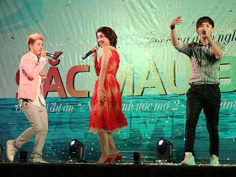 Thanh Duy (trái) và Tiêu Châu Như Quỳnh, Đại Nhân cũng có mặt 'quậy tưng' sân khấu trong ca khúc 'Hai mươi'.