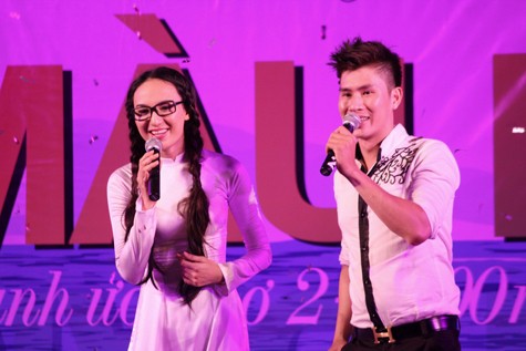 Tại đây bất ngờ hoa hậu đã cùng ca sĩ Lê Minh Trung, thể hiện ca khúc 'Những nụ cười trở lại' để tặng đến những thầy cô giáo cũ.
