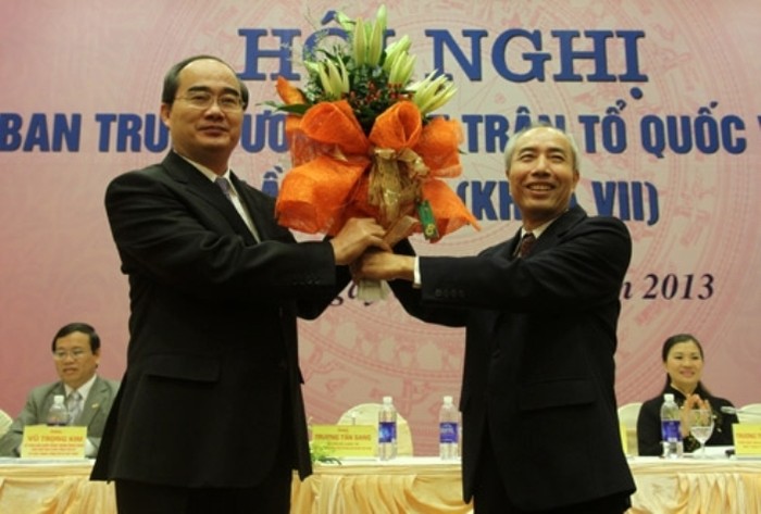 Phó thủ tướng Nguyễn Thiện Nhân và nguyên Chủ tịch Mặt trận Tổ quốc Huỳnh Đảm tại hội nghị sáng nay. Ảnh: Vnexpress