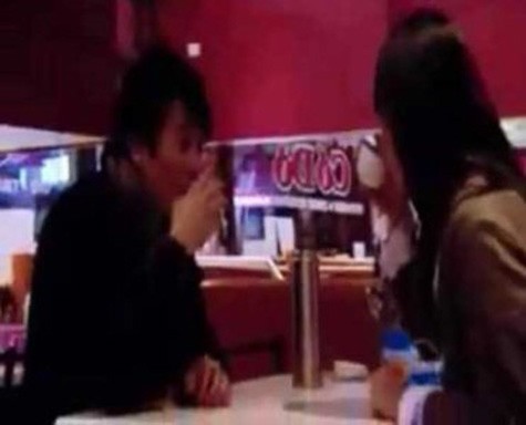 Sau khi chọn đồ, Thanh Bùi và Lee cùng uống nước trong một cửa hàng (Ảnh cắt từ clip)