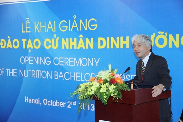 Ông Hiroharu Motohashi - Tổng Giám Đốc Công ty Ajinomoto Việt Nam phát biểu tại buổi lễ khai giảng ngành đào tạo Cử nhân Dinh dưỡng.