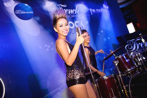 Tối 28/9, với mái tóc cá tính và trang phục gợi cảm, Thảo Trang ngay lập tức thu hút sự chú ý và trở thành tâm điểm của đêm tiệc.
