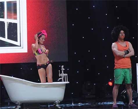 Danh hài tự tin trình diện đồ bikini, khoe vẻ sexy nóng bỏng ngồi trong bồn tắm trên sân khấu