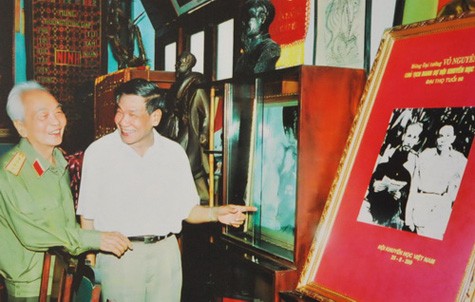 Nguyên Tổng bí thư Lê Khả Phiêu chúc thọ đại tướng ngày 25-8-2001