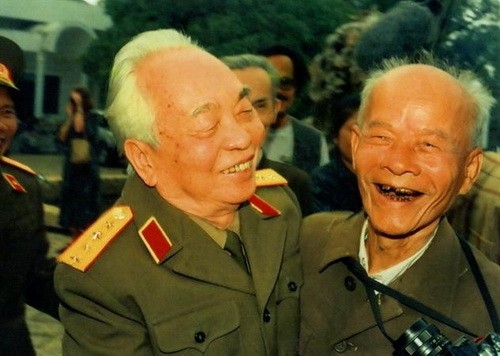 Đại tướng gặp lại Bùi Duy Ly, phóng viên ảnh chiến trường báo Quân đội nhân dân.