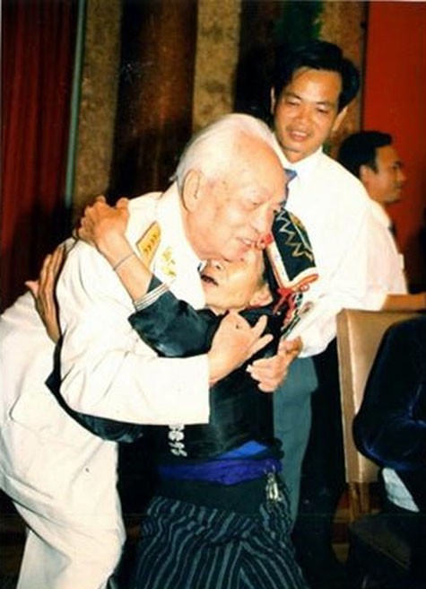 Đại tướng thăm bà Lê Thị Om, dân tộc Thái, Sơn La trong thời kỳ Kháng chiến chống Pháp đã hy sinh đứa con nhỏ của mình để bảo vệ cán bộ cách mạng ẩn náu trong hầm bí mật của gia đình (tháng 4-2004).