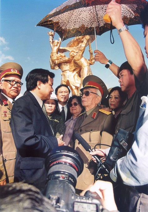 Đại Tướng Võ Nguyên Giáp tại lễ khánh thành tượng đài chiến thắng Điện Biên Phủ.