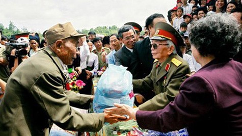 Ông Lò Văn Bóng, dân tộc Thái - nguyên liên lạc viên của Đại tướng trong chiến dịch Điện Biên Phủ năm 1954, đại diện nhân dân Mường Phăng tặng quà cho Đại tướng và phu nhân nhân dịp ông trở về thăm chiến trường xưa tháng 4/2004.