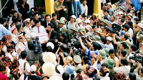 Nhân dân Điện Biên Phủ đón chào Đại Tướng Võ Nguyên Giáp tháng 4/2004