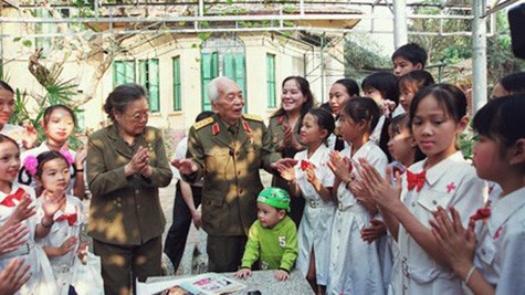 Nghệ sĩ nhân dân Tường Vi với các cháu thiếu nhi Hà Nội chúc mừng Đại tướng Võ Nguyên Giáp 95 tuổi tại nhà riêng của ông.