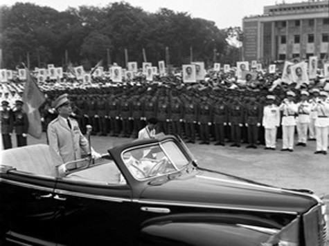Đại tướng Võ Nguyên Giáp, Tổng tư lệnh Quân đội Nhân dân Việt Nam duyệt binh trên Quảng trường Ba Đình (Ảnh tư liệu TTXVN)