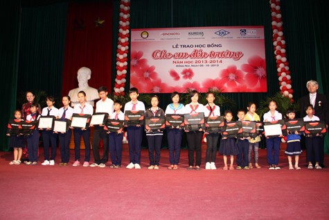 Ông Hiroharu Motohashi – Tổng Giám đốc Công ty Ajinomoto Việt Nam trao học bổng cho các em học sinh nghèo vượt khó tỉnh Đồng Nai.