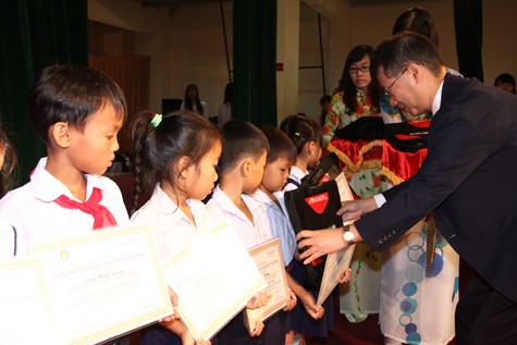 Ông Makoto Yamamoto – Giám Đốc Công ty Ajinomoto Việt Nam trao học bổng cho các em học sinh nghèo vượt khó tỉnh Đồng Nai.