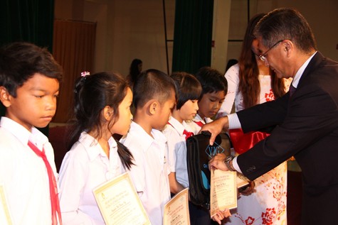 Ông Haruhiko Yasuga -Tổng giám đốc Công ty CP Ga Việt Nhật trao học bổng cho các em học sinh nghèo vượt khó tỉnh Đồng Nai.
