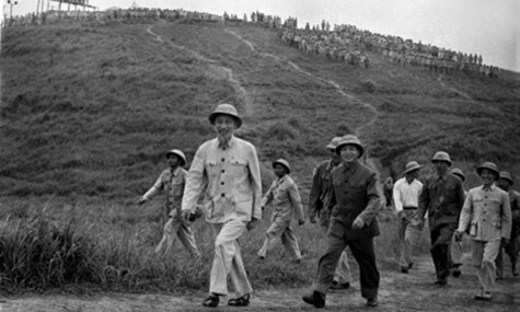 Hồ Chủ tịch và Đại tướng Võ Nguyên Giáp thăm một đơn vị bộ đội diễn tập năm 1957. Ảnh: Thông Tấn Xã Việt Nam.