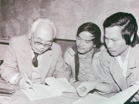 Đại tướng Võ Nguyên Giáp làm việc với 2 PV Hoàng Sơn, Xuân Ba, 1988. Ảnh: Phạm Yên