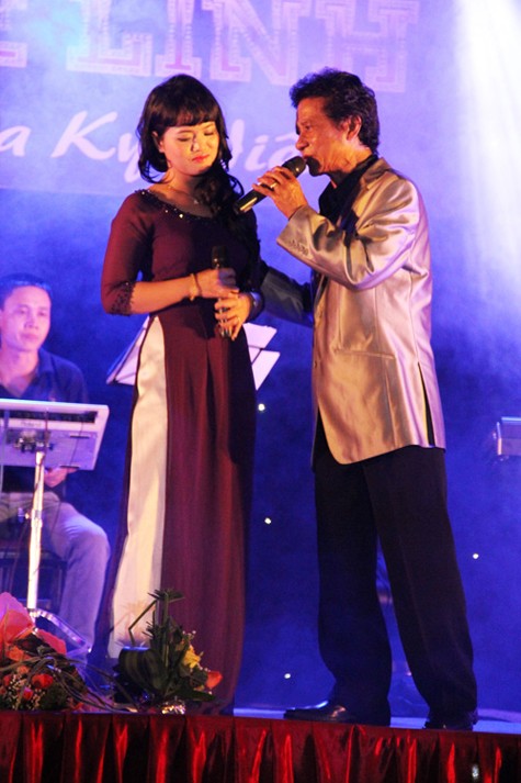 Thay vì song ca với các ca sĩ nổi tiếng hải ngoại như quảng cáo, ca sĩ Chế Linh chỉ song ca với người được giới thiệu là ca sĩ Hà Thu Hiền, đến từ Hà Nội. Ảnh: Thanh Niên.