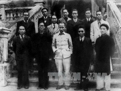 Sau Cách mạng tháng Tám năm 1945, Ủy ban Giải phóng dân tộc, do Quốc dân Đại hội Tân Trào cử ra, về Hà Nội. Ngày 25/8/1945, Ủy ban được cải tổ thành Chính phủ lâm thời do Chủ tịch Hồ Chí Minh làm Chủ tịch. Trong ảnh: Chủ tịch Hồ Chí Minh và các thành viên.