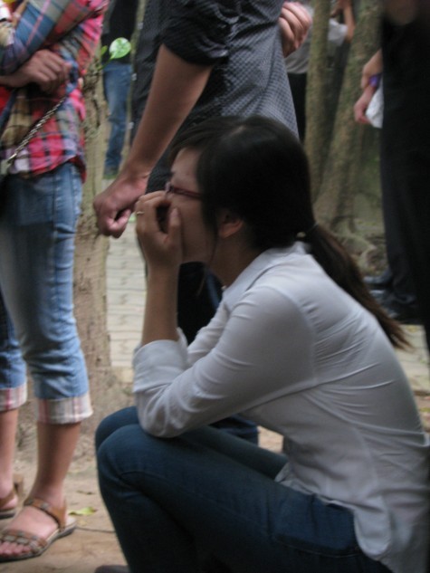 Một sinh viên ngồi lặng khi vừa được vào viếng Bác.