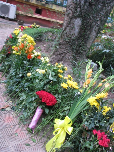 Những bó hoa được dòng người vào viếng cũng được tỏa ngát hương thơm nơi cổng vào của Bác.