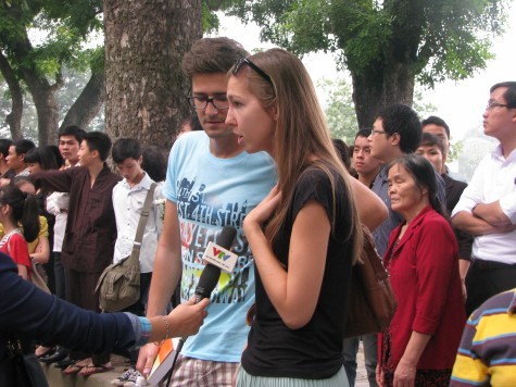 Không chỉ riêng nhân dân Việt Nam mà người nước ngoài cũng muốn bày tỏ cảm xúc của mình.