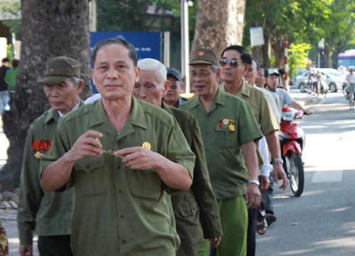 Các cựu chiến binh đến thăm viếng Đại tướng Võ Nguyên Giáp